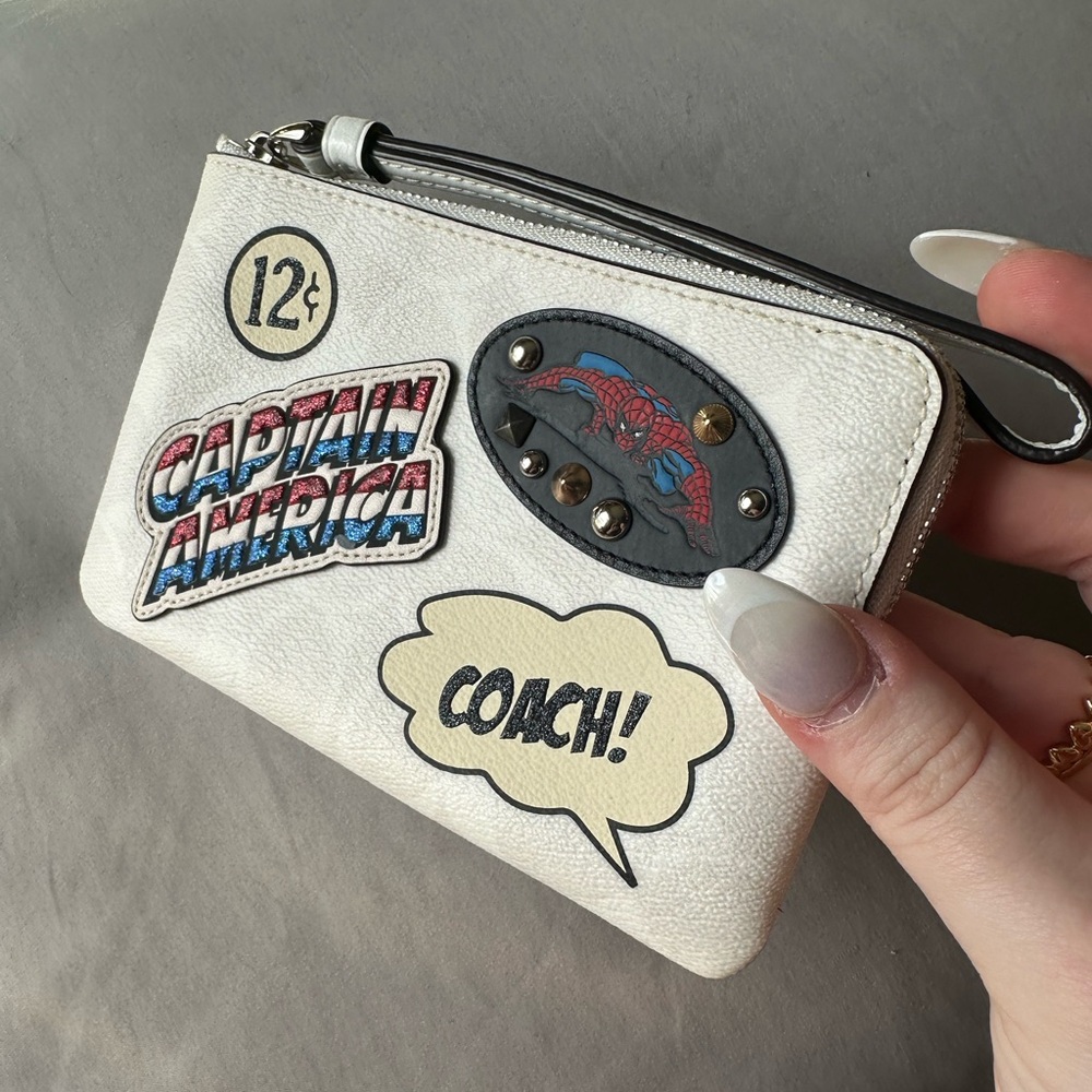 ✨✨Coach White Leather Comic Patch Wristlet with Red Blue Accents✨✨ - Picture 4 of 5